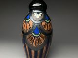 un vase orné d'un motif bleu et marron