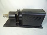 une machine noire posée sur une surface blanche