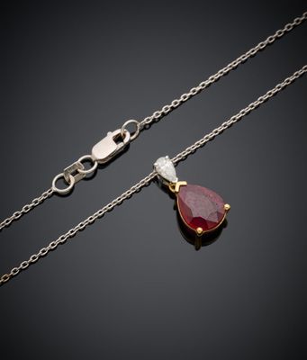 une paire de colliers en rubis et diamants sur fond noir
