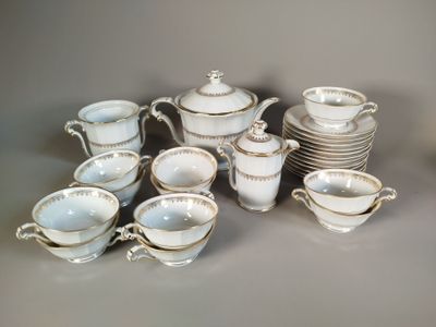un grand nombre de tasses et de soucoupes sur une table