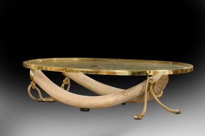 une photo d'une table basse en antilope