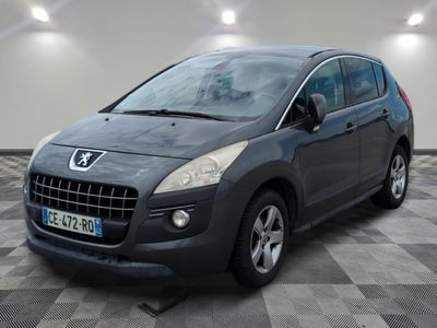 la petite voiture grise est garée dans une grande pièce