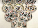 six assiettes aux motifs variés sont disposées sur une surface blanche