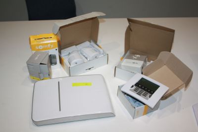 plusieurs cartons contenant des appareils électroniques posés sur une table