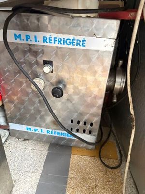 une machine qui se trouve dans le coin d'une pièce