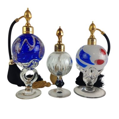 trois vases en verre ornés de motifs différents