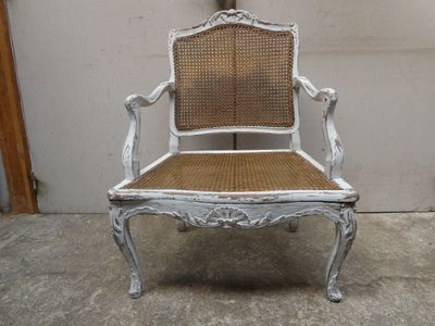 une chaise blanche avec une assise en osier