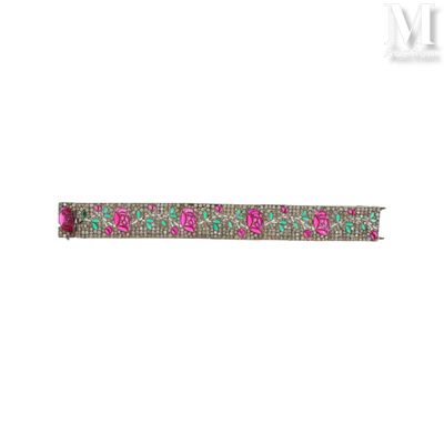un gros plan d'un bracelet orné de fleurs roses sur fond blanc