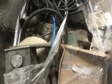 un tas d'articles divers posés sur une palette dans un entrepôt