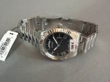 montre-bracelet en argent avec cadran noir et bracelet en argent