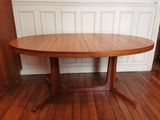 une photo d'une table en bois posée sur un parquet en bois massif