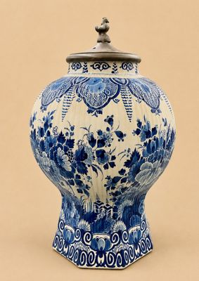 l'image d'un vase bleu et blanc posé sur une table