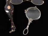 trois miroirs anciens en métal argenté et une paire de ciseaux