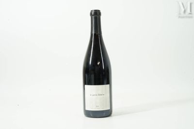 une bouteille de vin posée sur une table