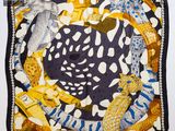 une photo d'une écharpe carrée bleue et jaune sur laquelle figure l'image d'un chat