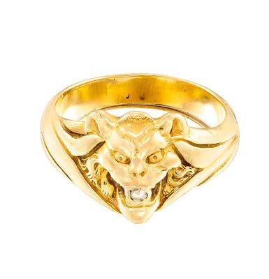 une image représentant une bague en or ornée d'une tête de chat