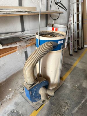 une photo d'un dépoussiéreur dans un garage
