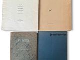 quatre livres sont empilés sur une surface blanche