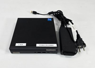 un boîtier noir muni d'un chargeur et d'un câble