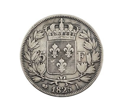 Gros plan sur une pièce d'argent ornée d'une couronne