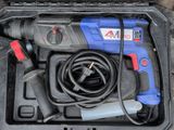 une perceuse électrique bleue et noire dans un coffret noir