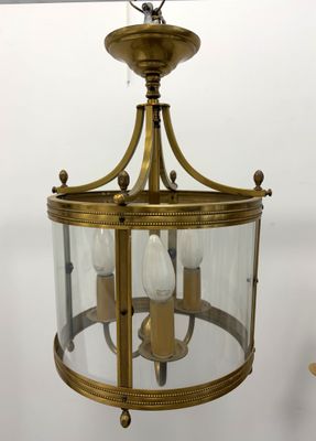 gros plan d'un luminaire suspendu au plafond