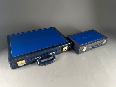 deux bagages posés l'un à côté de l'autre sur une table