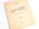 un livre posé sur une table blanche