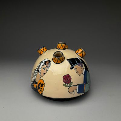 un vase avec l'image d'un homme et d'une femme dessus