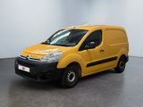 La camionnette jaune est garée dans une grande pièce blanche