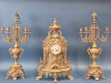 quatre types d'horloges différents exposés sur un fond bleu