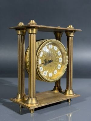 une horloge en or avec des chiffres romains