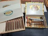 une boîte de cigares et une boîte de cigares posées sur une table