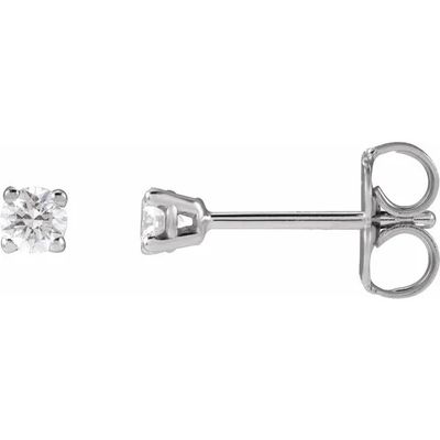 une paire de boucles d'oreilles en diamant sur fond blanc