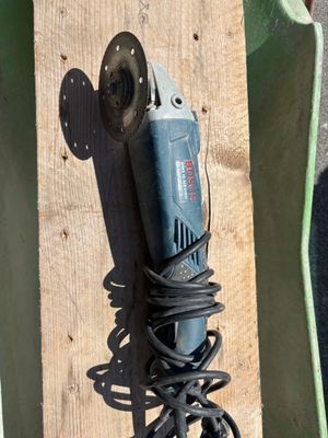 une photo d'une perceuse filaire posée sur une palette en bois