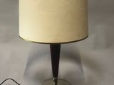 une image d'une lampe de table avec un abat-jour blanc