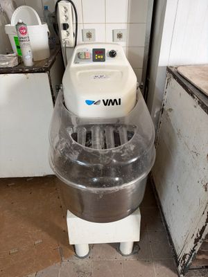 une machine qui se trouve dans un coin de la cuisine