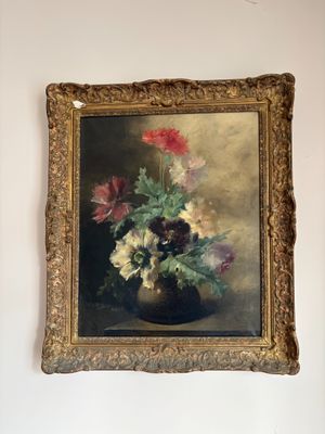une peinture de fleurs dans un vase accrochée au mur