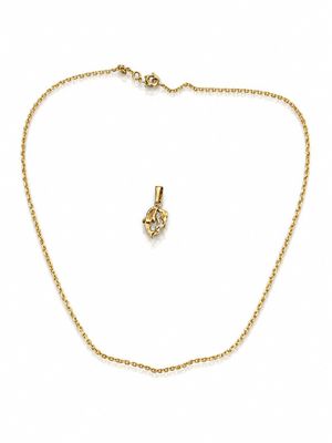 un collier en or avec un pendentif en diamant monté sur une chaîne