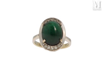Gros plan sur une bague ornée d'une pierre verte