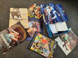beaucoup de livres et de DVD par terre
