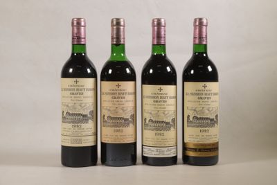 trois bouteilles de vin posées l'une à côté de l'autre sur une table
