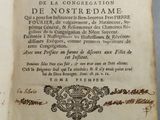 un vieux livre écrit posé sur une table
