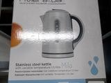 emballage d'une bouilloire en acier inoxydable posée sur une étagère dans un magasin
