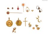 de nombreux types de bijoux exposés sur un fond blanc