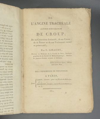 un livre ouvert sur lequel figure l'image d'un chien