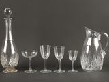 une image représentant un ensemble de verres à vin et une carafe