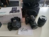 deux appareils photo et un sac pour appareil photo posés sur une table