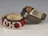 deux ceintures avec une boucle argentée et une ceinture marron avec une boucle argentée