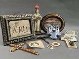 une photo montrant un ensemble d'objets posés sur une table